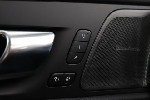 Volvo XC60 T8 Plus Dark | Harman/Kardon | Panoramadak | 360° Camera | BLIS | Stoel+Stuurverwarming | 20 Inch | ACC