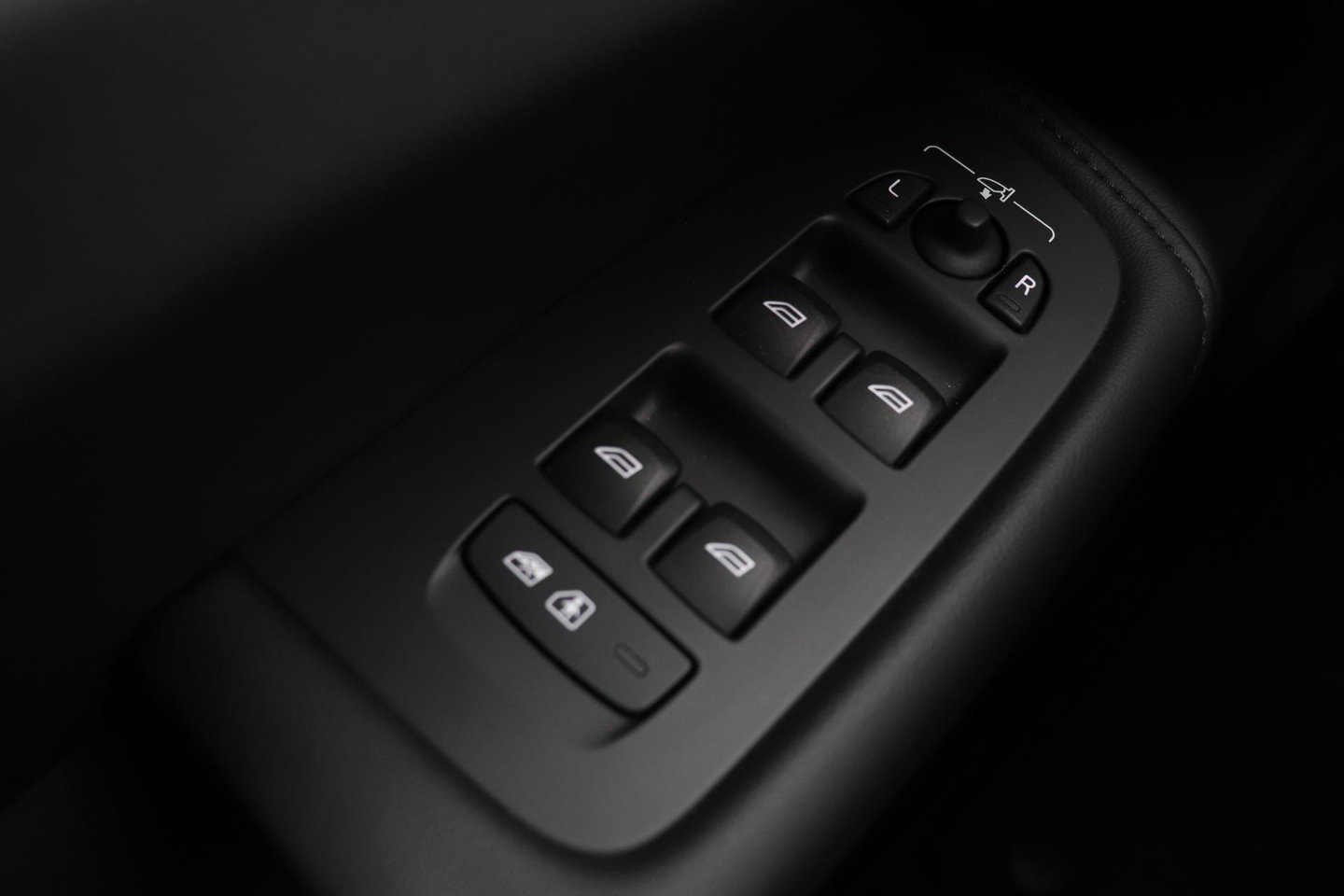 Volvo XC60 T8 Plus Dark | Harman/Kardon | Panoramadak | 360° Camera | BLIS | Stoel+Stuurverwarming | 20 Inch | ACC