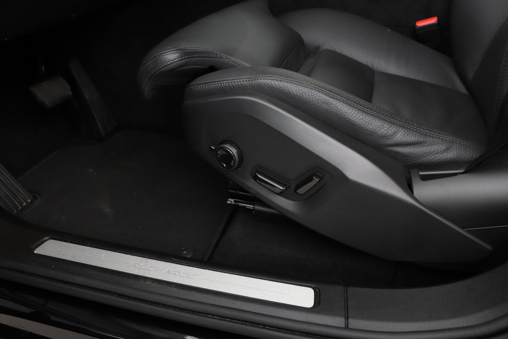 Volvo XC60 T8 Plus Dark | Harman/Kardon | Panoramadak | 360° Camera | BLIS | Stoel+Stuurverwarming | 20 Inch | ACC