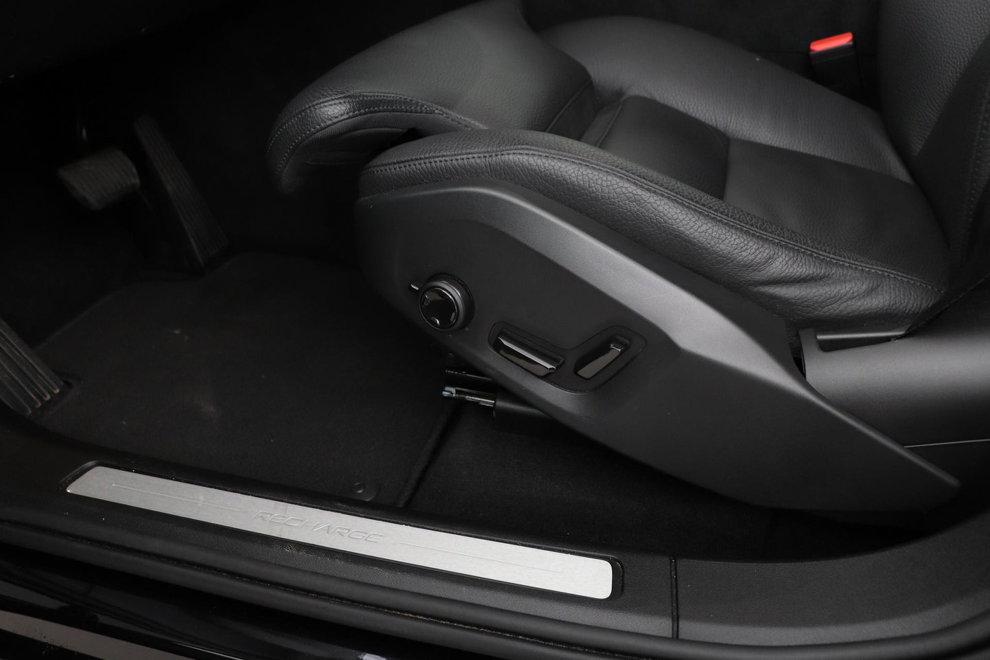 Volvo XC60 T8 Plus Dark | Harman/Kardon | Panoramadak | 360° Camera | BLIS | Stoel+Stuurverwarming | 20 Inch | ACC
