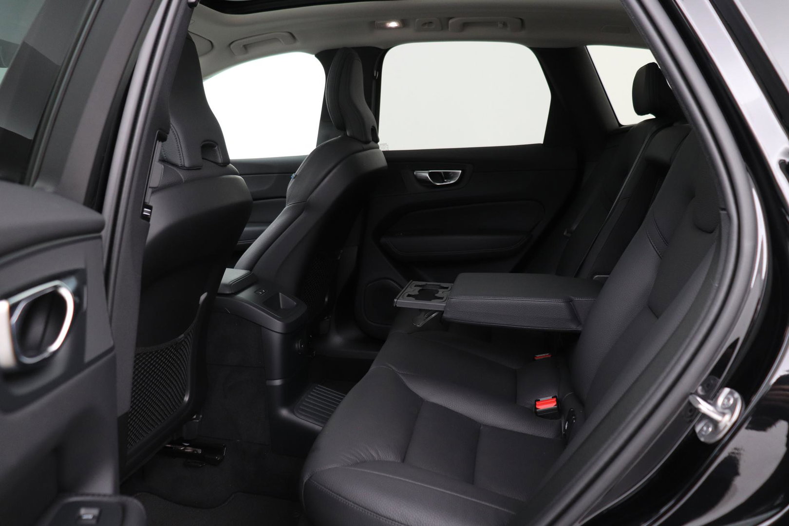 Volvo XC60 T8 Plus Dark | Harman/Kardon | Panoramadak | 360° Camera | BLIS | Stoel+Stuurverwarming | 20 Inch | ACC