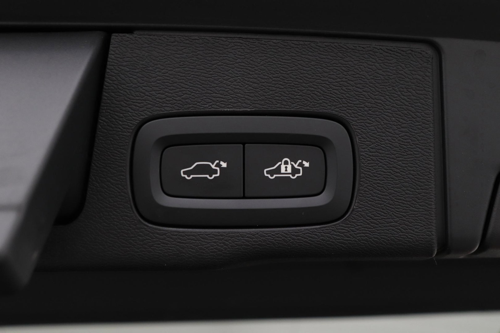 Volvo XC60 T8 Plus Dark | Harman/Kardon | Panoramadak | 360° Camera | BLIS | Stoel+Stuurverwarming | 20 Inch | ACC