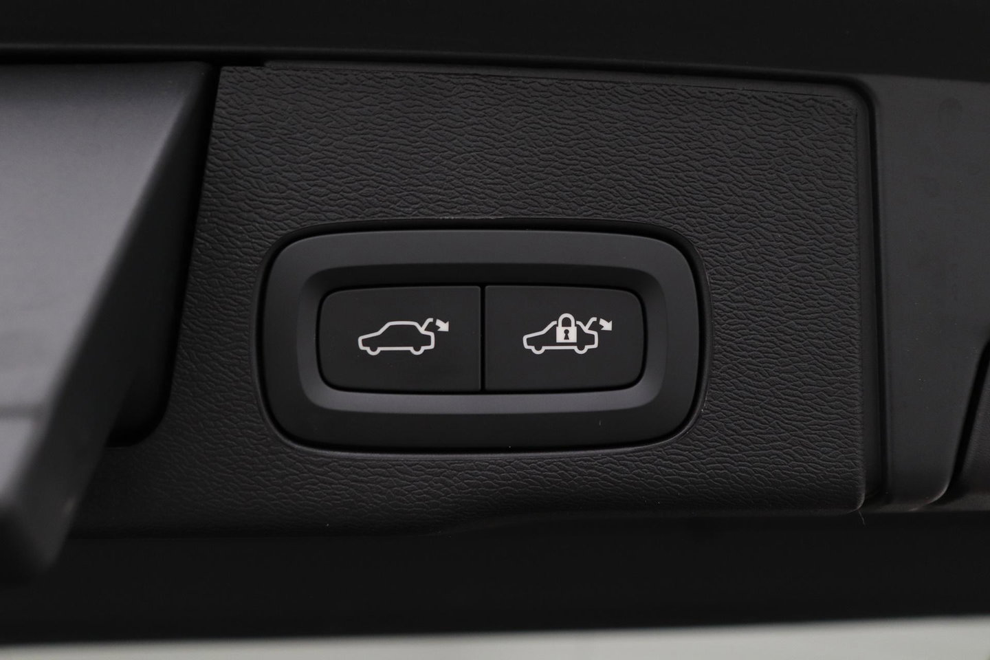 Volvo XC60 T8 Plus Dark | Harman/Kardon | Panoramadak | 360° Camera | BLIS | Stoel+Stuurverwarming | 20 Inch | ACC