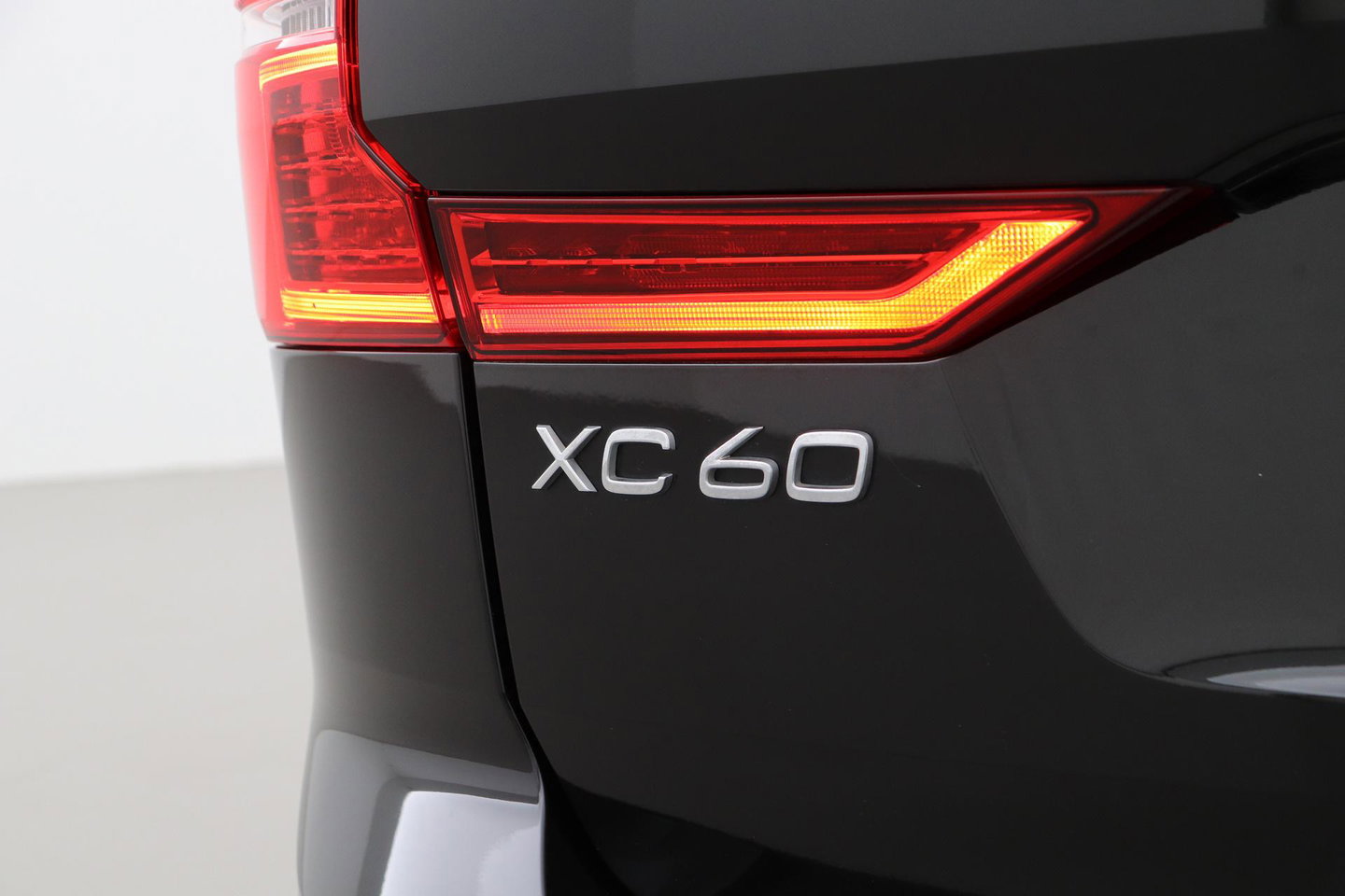 Volvo XC60 T8 Plus Dark | Harman/Kardon | Panoramadak | 360° Camera | BLIS | Stoel+Stuurverwarming | 20 Inch | ACC