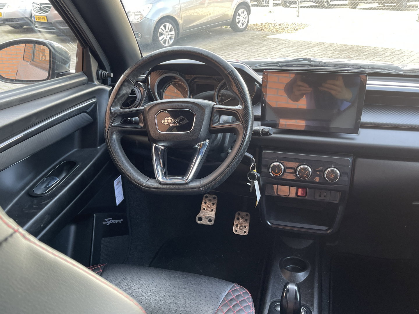Ligier Brommobiel JS60 Chic Sun | Apple Carplay | Airconditioning | Ledere bekleding | Carbon interieur | Origineel Nederlands |