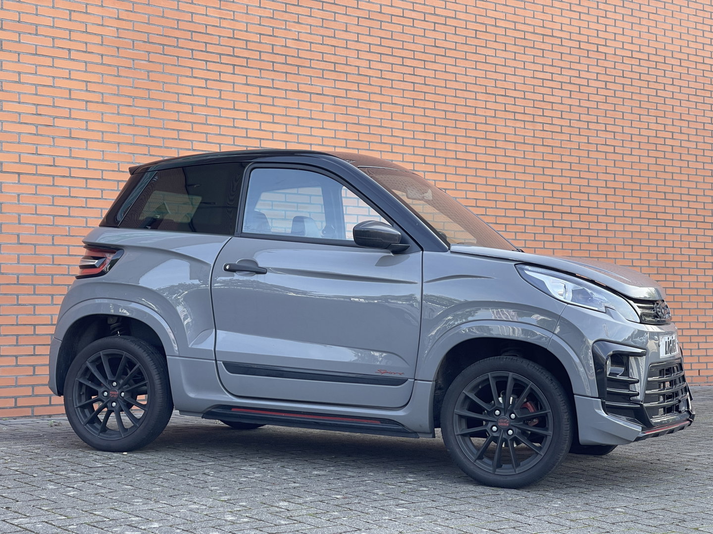 Ligier Brommobiel JS60 Chic Sun | Apple Carplay | Airconditioning | Ledere bekleding | Carbon interieur | Origineel Nederlands |
