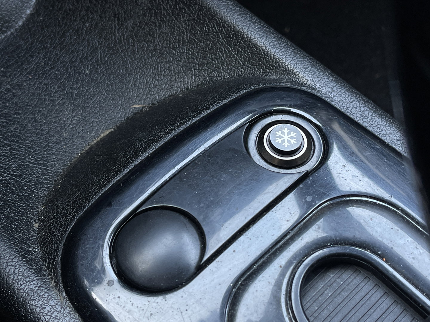 Ligier Brommobiel JS60 Chic Sun | Apple Carplay | Airconditioning | Ledere bekleding | Carbon interieur | Origineel Nederlands |