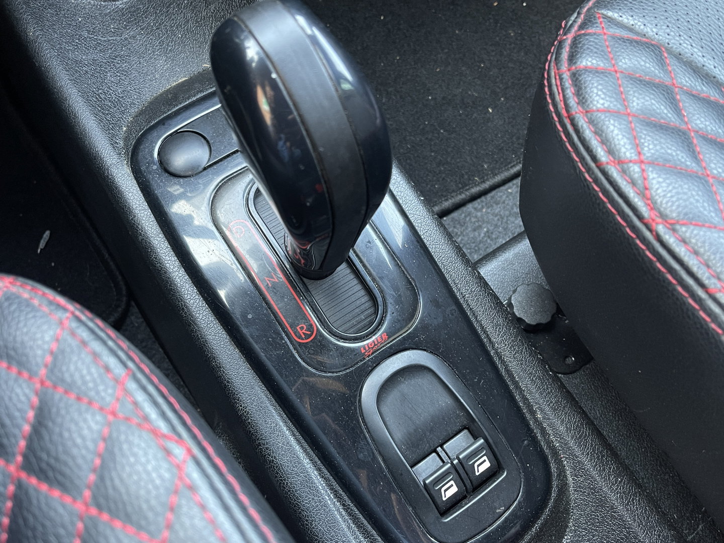 Ligier Brommobiel JS60 Chic Sun | Apple Carplay | Airconditioning | Ledere bekleding | Carbon interieur | Origineel Nederlands |