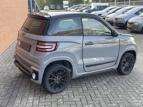 Ligier Brommobiel JS60 Chic Sun | Apple Carplay | Airconditioning | Ledere bekleding | Carbon interieur | Origineel Nederlands |