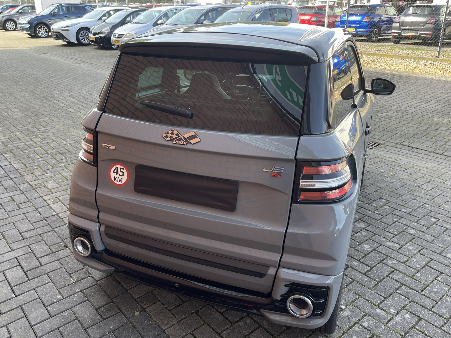Ligier Brommobiel JS60 Chic Sun | Apple Carplay | Airconditioning | Ledere bekleding | Carbon interieur | Origineel Nederlands |