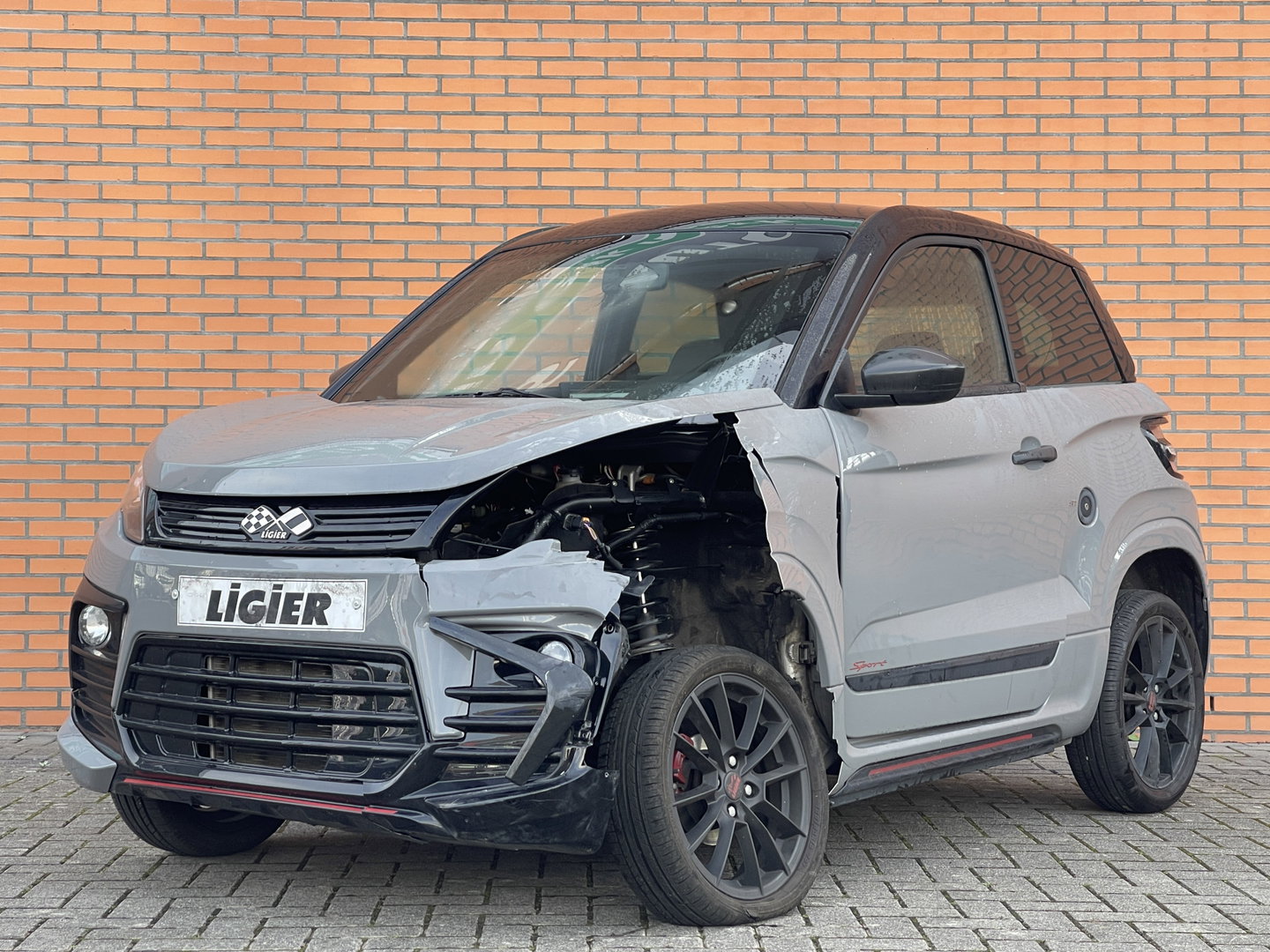 Ligier Brommobiel JS60 Chic Sun | Apple Carplay | Airconditioning | Ledere bekleding | Carbon interieur | Origineel Nederlands |