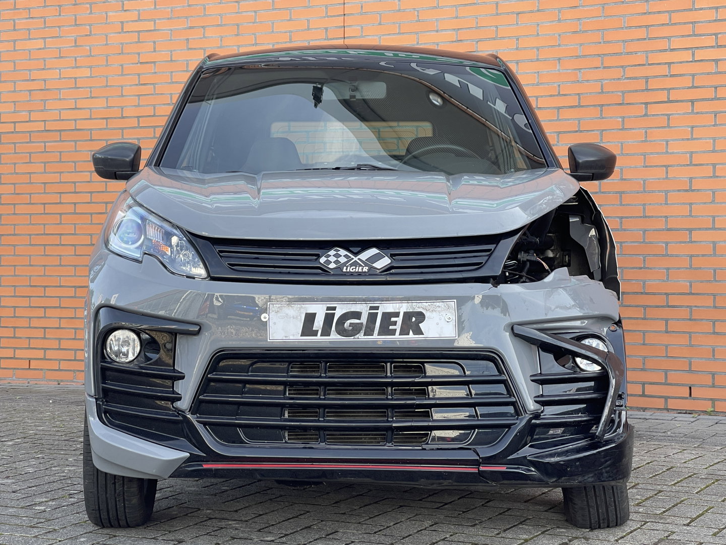 Ligier Brommobiel JS60 Chic Sun | Apple Carplay | Airconditioning | Ledere bekleding | Carbon interieur | Origineel Nederlands |