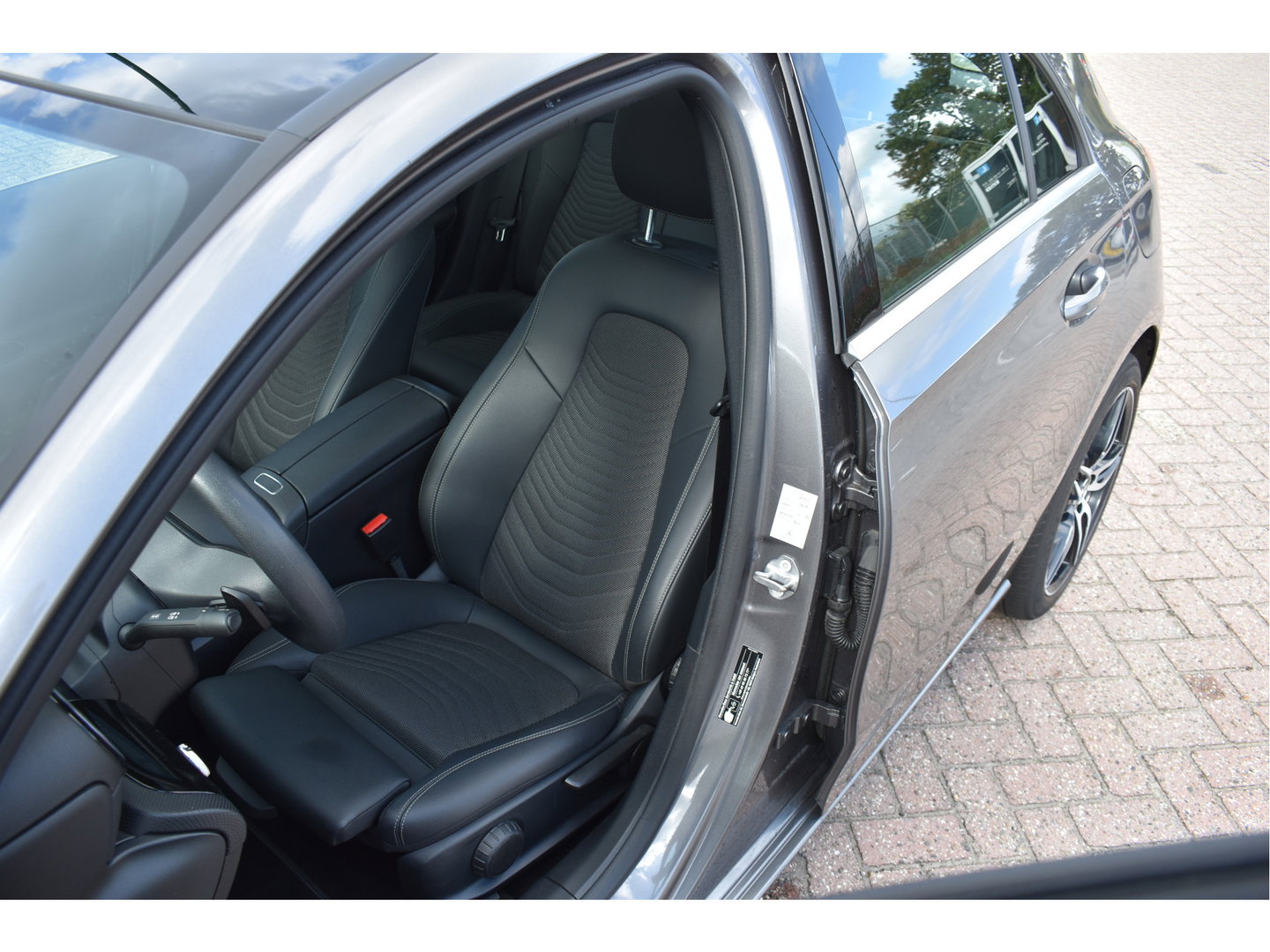 Mercedes-Benz A-Klasse 200 4MATIC 164 pk Premium | Open dak | Camera | Carplay | DAB | Vrtual cockpit | Stoelverwarming | Full LED
