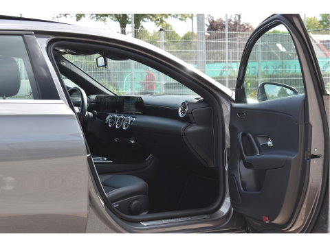 Mercedes-Benz A-Klasse 200 4MATIC 164 pk Premium | Open dak | Camera | Carplay | DAB | Vrtual cockpit | Stoelverwarming | Full LED