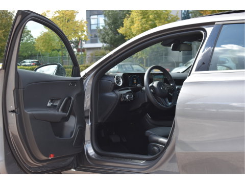 Mercedes-Benz A-Klasse 200 4MATIC 164 pk Premium | Open dak | Camera | Carplay | DAB | Vrtual cockpit | Stoelverwarming | Full LED