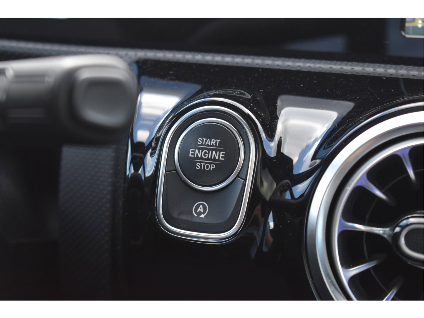 Mercedes-Benz A-Klasse 200 4MATIC 164 pk Premium | Open dak | Camera | Carplay | DAB | Vrtual cockpit | Stoelverwarming | Full LED