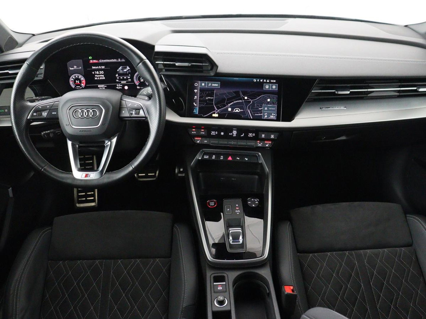 Audi A3 2.0 TFSI S3 quattro | Adaptive cruise | B&O | Bang & Olufsen | Matrix LED | Leder/Alcantara | Park Assist | Stoelverwarming | Virtual Cockpit | Carplay | Navigatie | Sportstoelen | Climate control