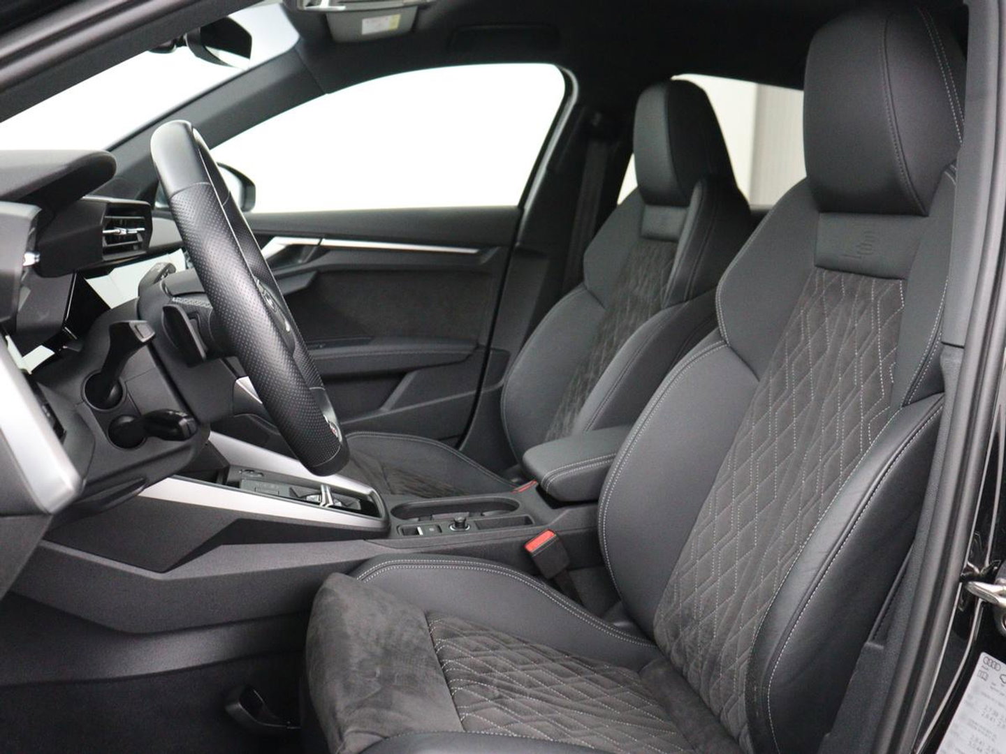 Audi S3 2.0 TFSI S3 quattro | Adaptive cruise | B&O | Bang & Olufsen | Matrix LED | Leder/Alcantara | Park Assist | Stoelverwarming | Virtual Cockpit | Carplay | Navigatie | Sportstoelen | Climate control