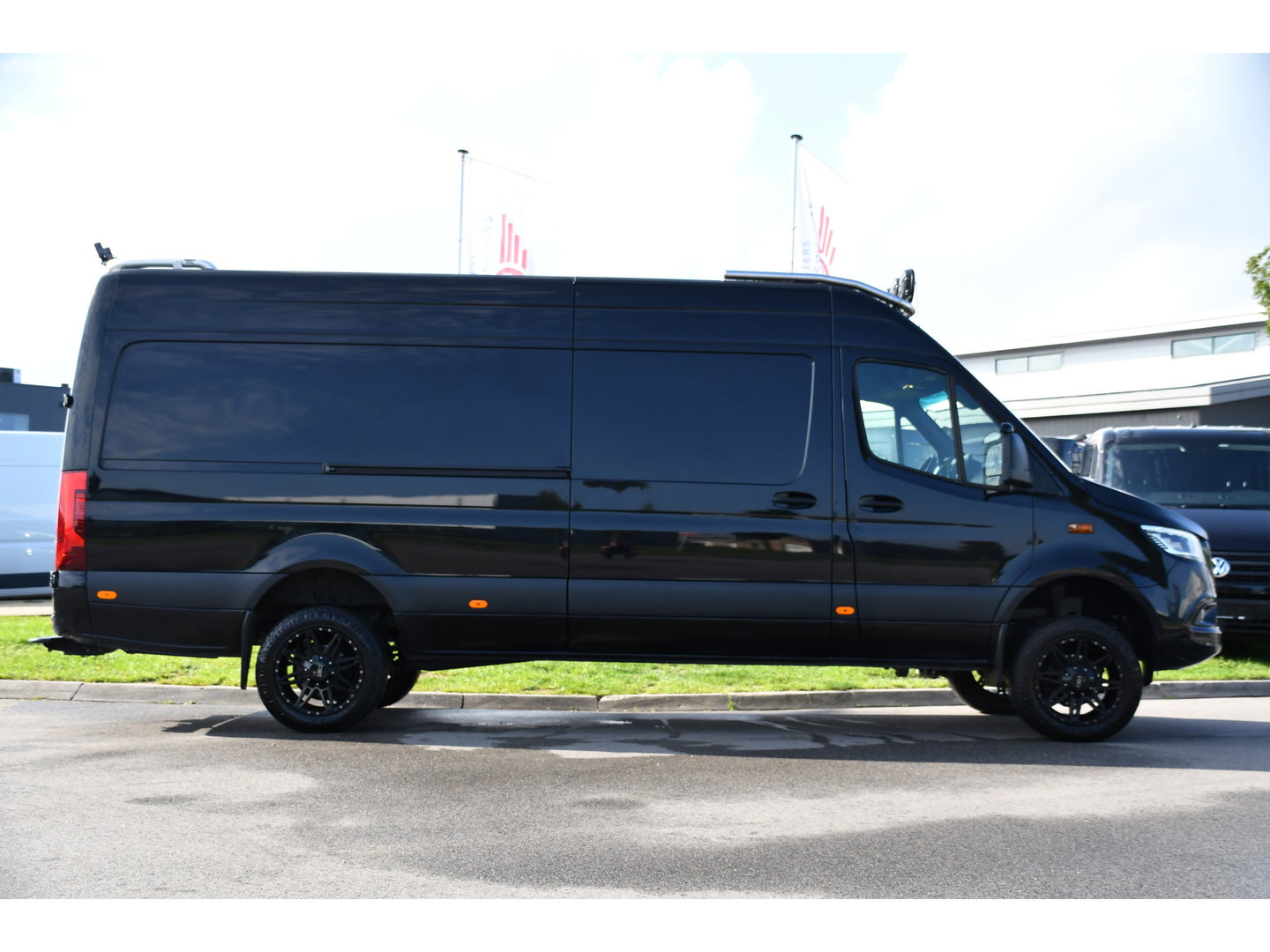Mercedes-Benz Sprinter 319 V6 3.0 CDI L3H2 Black Edition FULL OPTIONS! Cruise, 360 Camera, Carplay, 10,5 Mbux, 190pk, 2 x Schuifdeur, Sper, LED, Leder, Stoelverwarming, Standkachel, Trekhaak, Uniek!