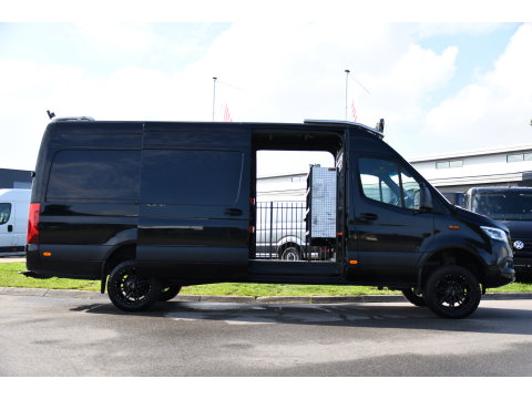 Mercedes-Benz Sprinter 319 V6 3.0 CDI L3H2 Black Edition FULL OPTIONS! Cruise, 360 Camera, Carplay, 10,5 Mbux, 190pk, 2 x Schuifdeur, Sper, LED, Leder, Stoelverwarming, Standkachel, Trekhaak, Uniek!