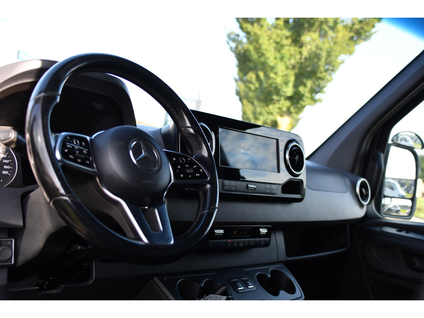 Mercedes-Benz Sprinter 319 V6 3.0 CDI L3H2 Black Edition FULL OPTIONS! Cruise, 360 Camera, Carplay, 10,5 Mbux, 190pk, 2 x Schuifdeur, Sper, LED, Leder, Stoelverwarming, Standkachel, Trekhaak, Uniek!