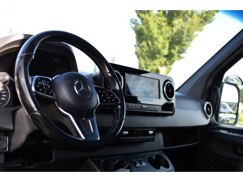Mercedes-Benz Sprinter 319 V6 3.0 CDI L3H2 Black Edition FULL OPTIONS! Cruise, 360 Camera, Carplay, 10,5 Mbux, 190pk, 2 x Schuifdeur, Sper, LED, Leder, Stoelverwarming, Standkachel, Trekhaak, Uniek!