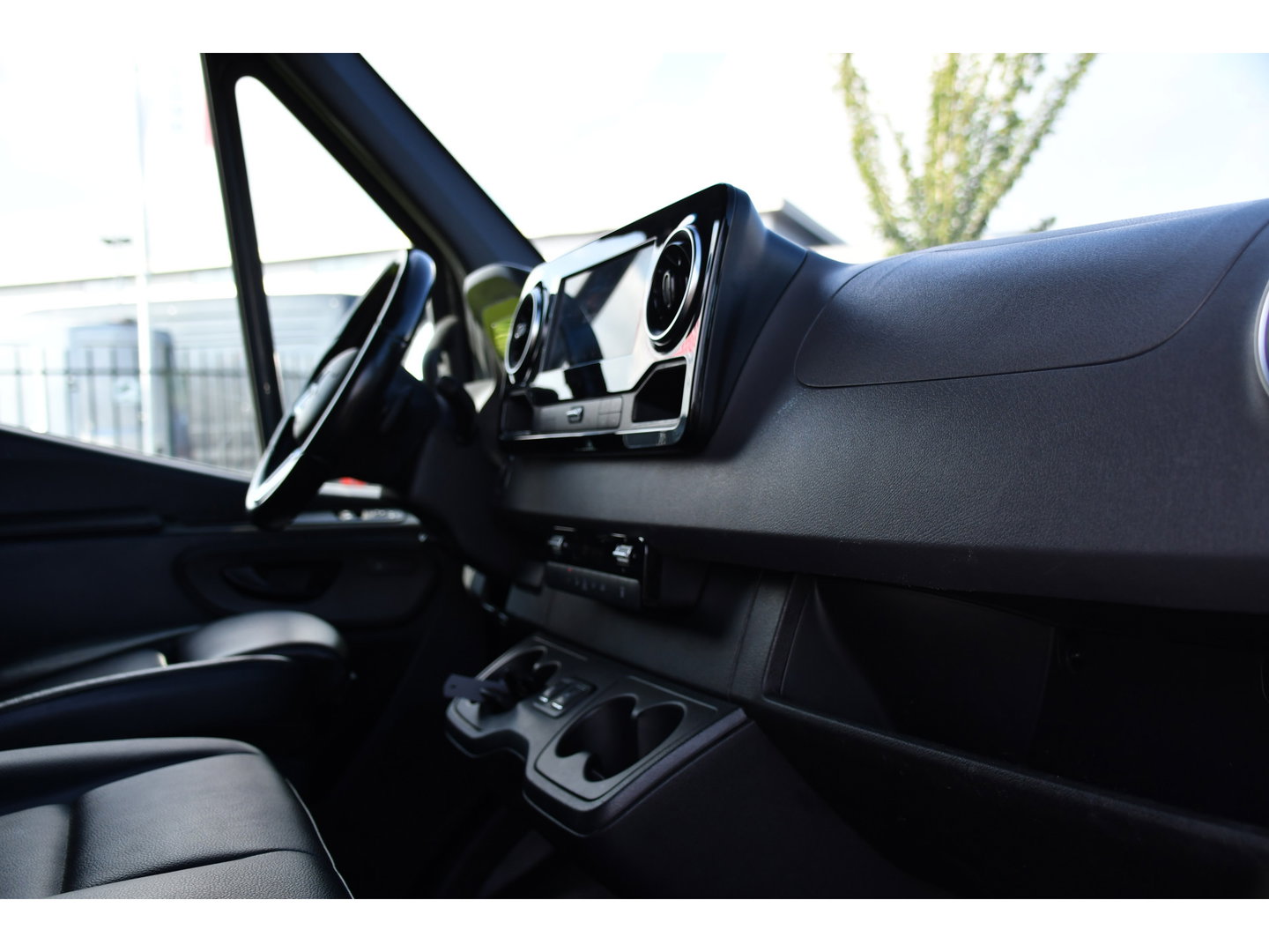 Mercedes-Benz Sprinter 319 V6 3.0 CDI L3H2 Black Edition FULL OPTIONS! Cruise, 360 Camera, Carplay, 10,5 Mbux, 190pk, 2 x Schuifdeur, Sper, LED, Leder, Stoelverwarming, Standkachel, Trekhaak, Uniek!