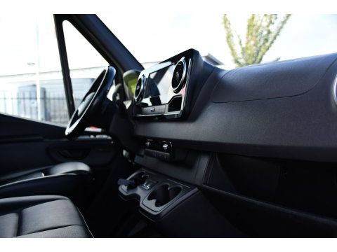 Mercedes-Benz Sprinter 319 V6 3.0 CDI L3H2 Black Edition FULL OPTIONS! Cruise, 360 Camera, Carplay, 10,5 Mbux, 190pk, 2 x Schuifdeur, Sper, LED, Leder, Stoelverwarming, Standkachel, Trekhaak, Uniek!