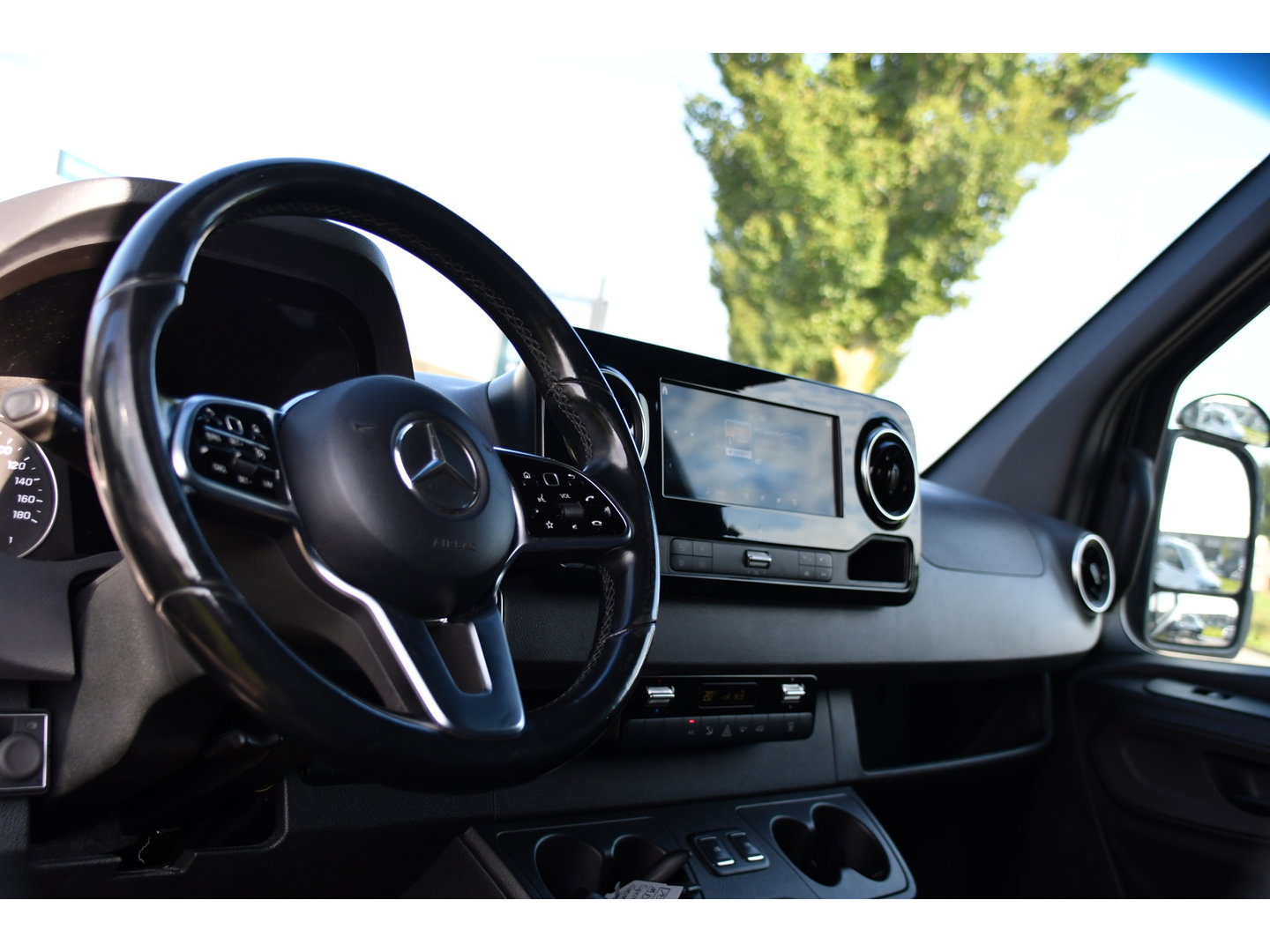 Mercedes-Benz Sprinter 319 V6 3.0 CDI L3H2 Black Edition FULL OPTIONS! Cruise, 360 Camera, Carplay, 10,5 Mbux, 190pk, 2 x Schuifdeur, Sper, LED, Leder, Stoelverwarming, Standkachel, Trekhaak, Uniek!