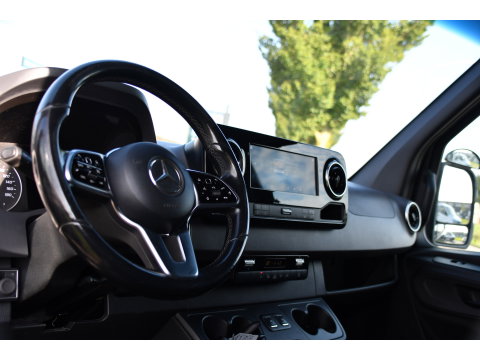 Mercedes-Benz Sprinter 319 V6 3.0 CDI L3H2 Black Edition FULL OPTIONS! Cruise, 360 Camera, Carplay, 10,5 Mbux, 190pk, 2 x Schuifdeur, Sper, LED, Leder, Stoelverwarming, Standkachel, Trekhaak, Uniek!