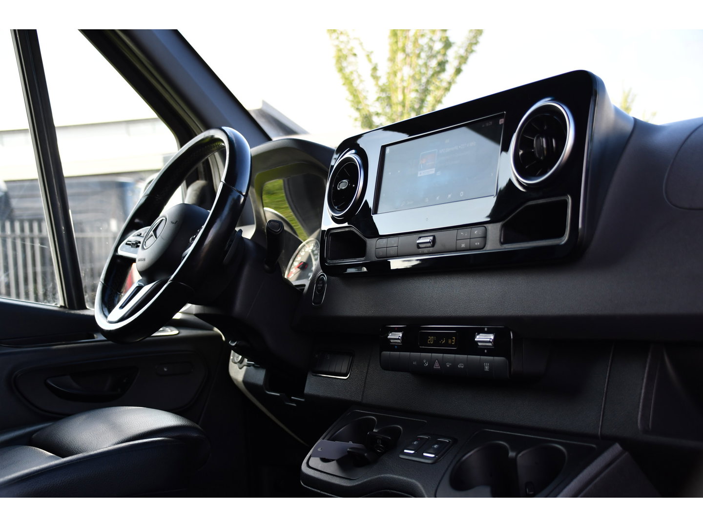 Mercedes-Benz Sprinter 319 V6 3.0 CDI L3H2 Black Edition FULL OPTIONS! Cruise, 360 Camera, Carplay, 10,5 Mbux, 190pk, 2 x Schuifdeur, Sper, LED, Leder, Stoelverwarming, Standkachel, Trekhaak, Uniek!