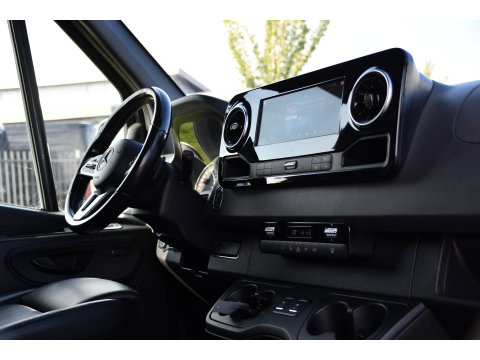 Mercedes-Benz Sprinter 319 V6 3.0 CDI L3H2 Black Edition FULL OPTIONS! Cruise, 360 Camera, Carplay, 10,5 Mbux, 190pk, 2 x Schuifdeur, Sper, LED, Leder, Stoelverwarming, Standkachel, Trekhaak, Uniek!