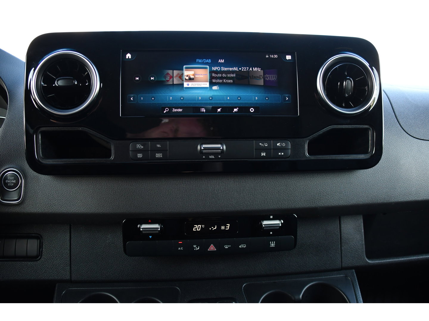 Mercedes-Benz Sprinter 319 V6 3.0 CDI L3H2 Black Edition FULL OPTIONS! Cruise, 360 Camera, Carplay, 10,5 Mbux, 190pk, 2 x Schuifdeur, Sper, LED, Leder, Stoelverwarming, Standkachel, Trekhaak, Uniek!