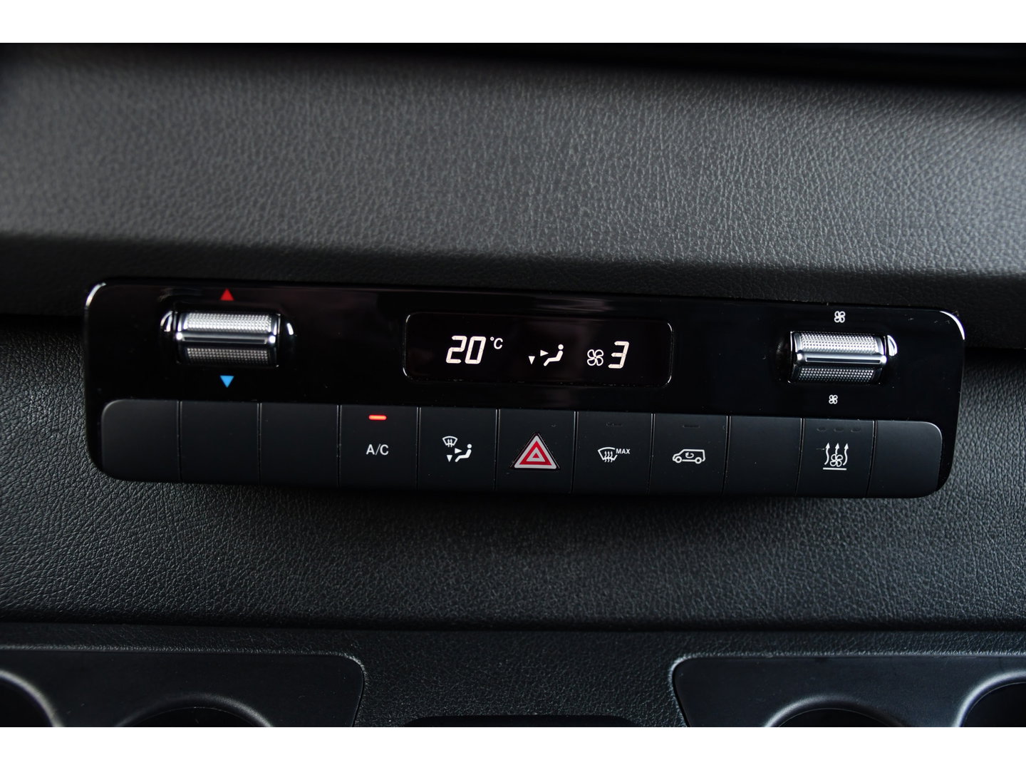 Mercedes-Benz Sprinter 319 V6 3.0 CDI L3H2 Black Edition FULL OPTIONS! Cruise, 360 Camera, Carplay, 10,5 Mbux, 190pk, 2 x Schuifdeur, Sper, LED, Leder, Stoelverwarming, Standkachel, Trekhaak, Uniek!