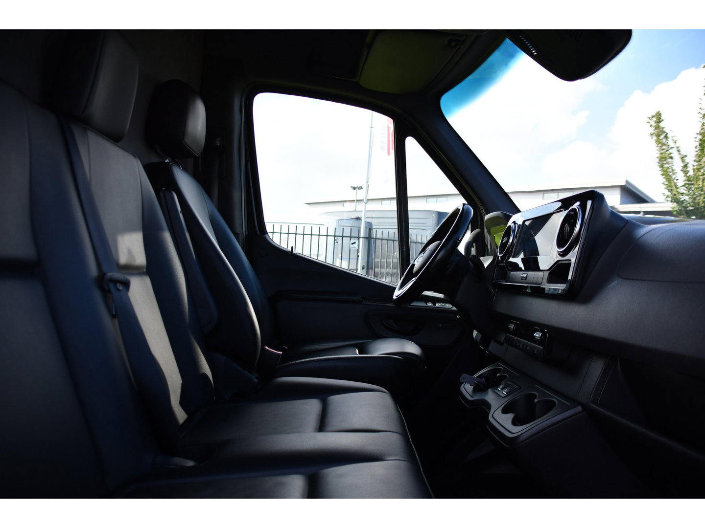 Mercedes-Benz Sprinter 319 V6 3.0 CDI L3H2 Black Edition FULL OPTIONS! Cruise, 360 Camera, Carplay, 10,5 Mbux, 190pk, 2 x Schuifdeur, Sper, LED, Leder, Stoelverwarming, Standkachel, Trekhaak, Uniek!