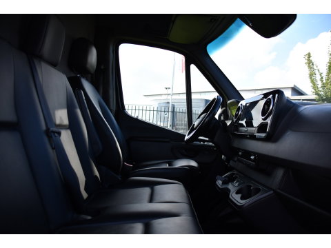 Mercedes-Benz Sprinter 319 V6 3.0 CDI L3H2 Black Edition FULL OPTIONS! Cruise, 360 Camera, Carplay, 10,5 Mbux, 190pk, 2 x Schuifdeur, Sper, LED, Leder, Stoelverwarming, Standkachel, Trekhaak, Uniek!