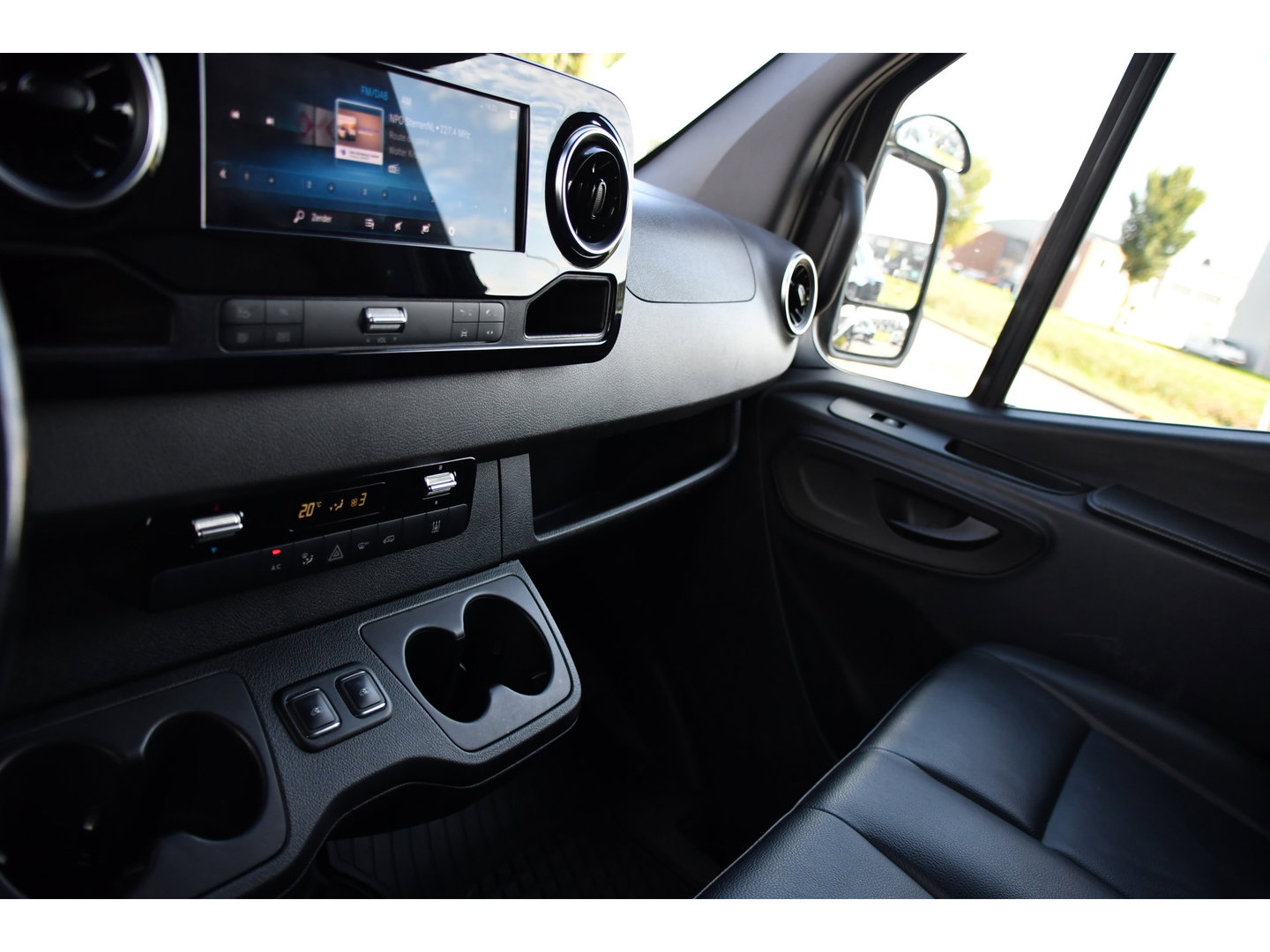 Mercedes-Benz Sprinter 319 V6 3.0 CDI L3H2 Black Edition FULL OPTIONS! Cruise, 360 Camera, Carplay, 10,5 Mbux, 190pk, 2 x Schuifdeur, Sper, LED, Leder, Stoelverwarming, Standkachel, Trekhaak, Uniek!