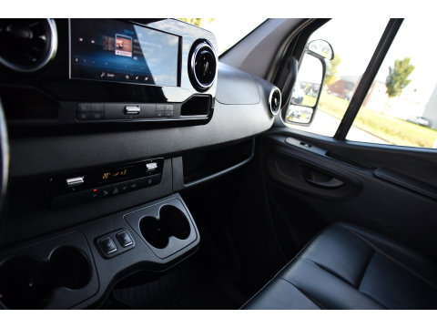 Mercedes-Benz Sprinter 319 V6 3.0 CDI L3H2 Black Edition FULL OPTIONS! Cruise, 360 Camera, Carplay, 10,5 Mbux, 190pk, 2 x Schuifdeur, Sper, LED, Leder, Stoelverwarming, Standkachel, Trekhaak, Uniek!