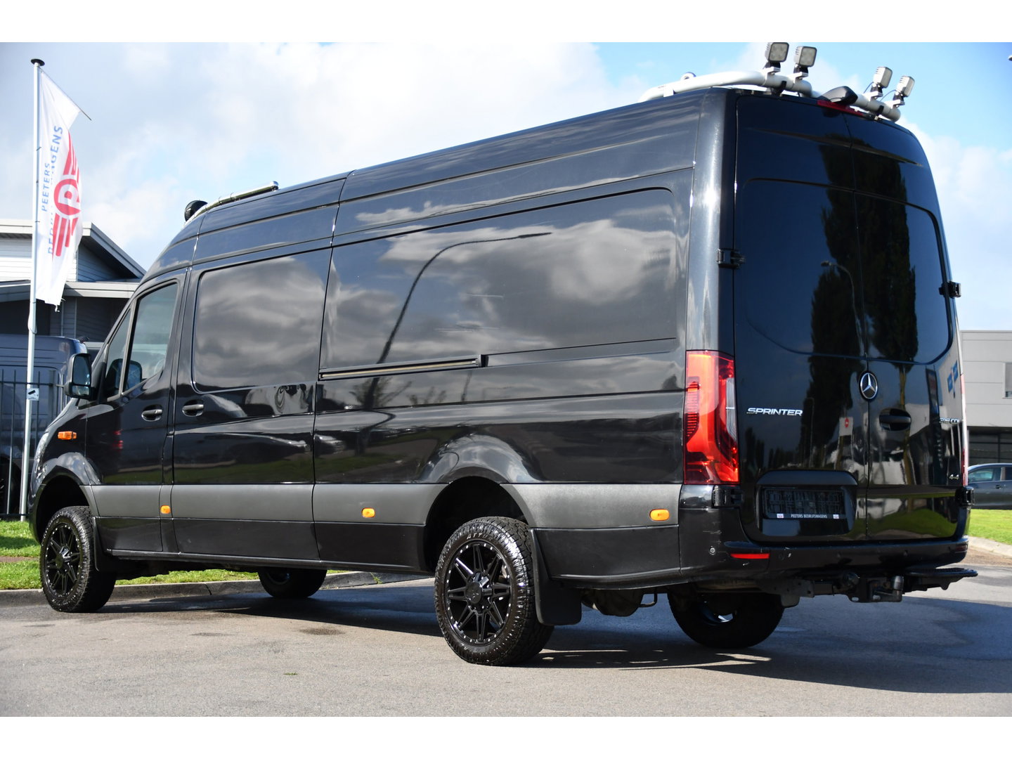 Mercedes-Benz Sprinter 319 V6 3.0 CDI L3H2 Black Edition FULL OPTIONS! Cruise, 360 Camera, Carplay, 10,5 Mbux, 190pk, 2 x Schuifdeur, Sper, LED, Leder, Stoelverwarming, Standkachel, Trekhaak, Uniek!