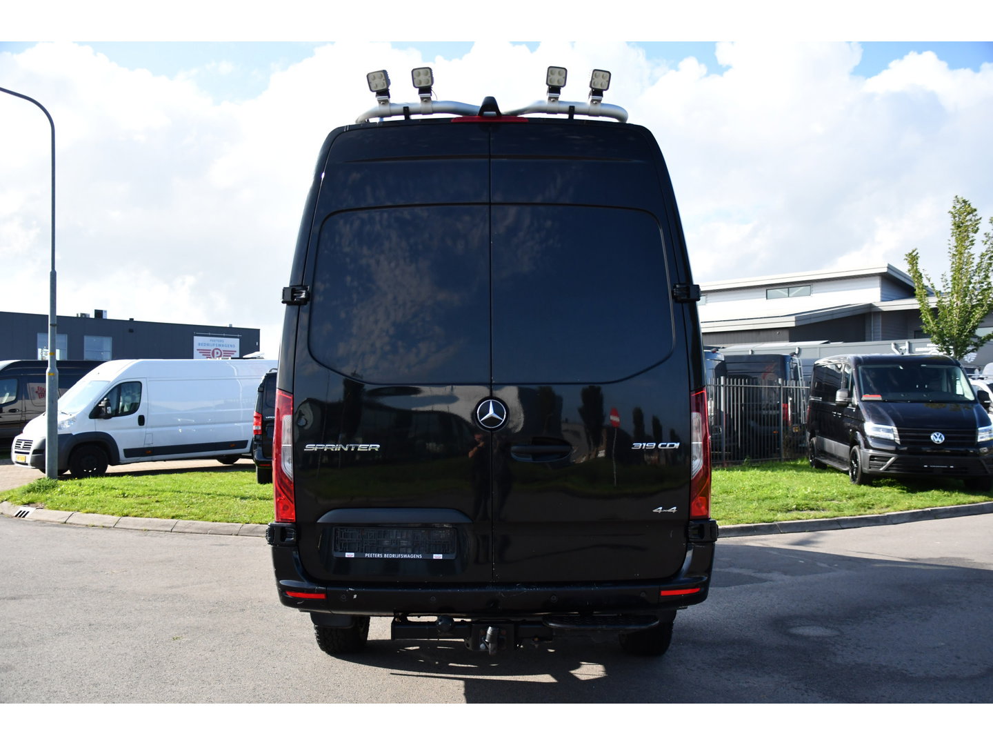 Mercedes-Benz Sprinter 319 V6 3.0 CDI L3H2 Black Edition FULL OPTIONS! Cruise, 360 Camera, Carplay, 10,5 Mbux, 190pk, 2 x Schuifdeur, Sper, LED, Leder, Stoelverwarming, Standkachel, Trekhaak, Uniek!