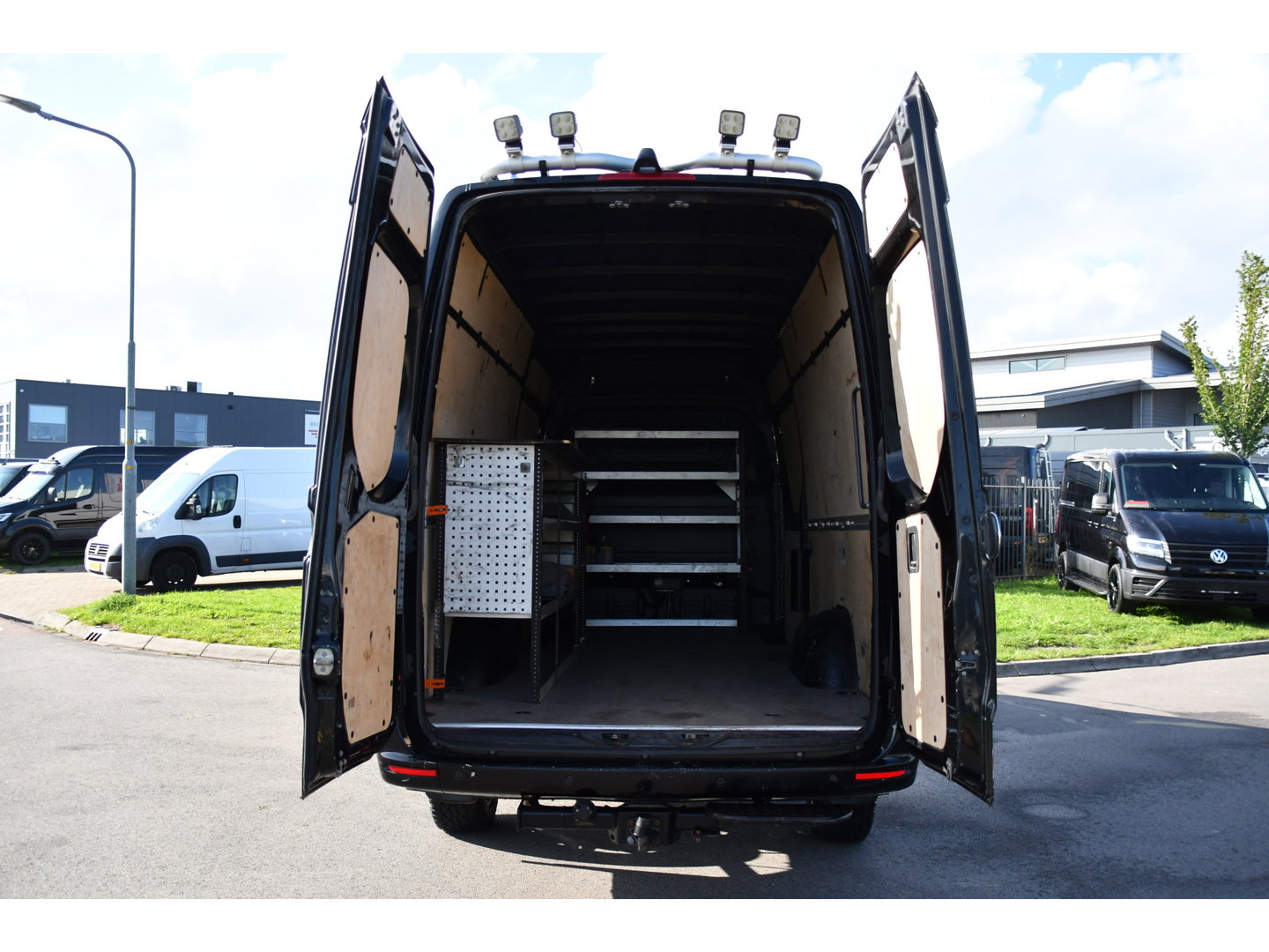 Mercedes-Benz Sprinter 319 V6 3.0 CDI L3H2 Black Edition FULL OPTIONS! Cruise, 360 Camera, Carplay, 10,5 Mbux, 190pk, 2 x Schuifdeur, Sper, LED, Leder, Stoelverwarming, Standkachel, Trekhaak, Uniek!