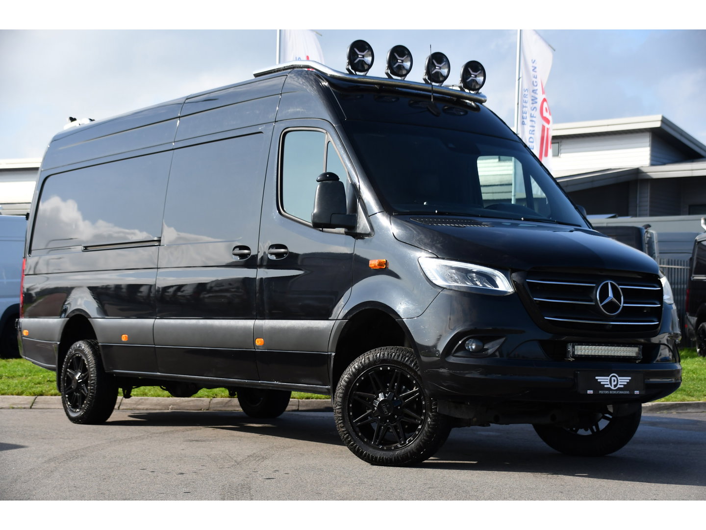 Mercedes-Benz Sprinter 319 V6 3.0 CDI L3H2 Black Edition FULL OPTIONS! Cruise, 360 Camera, Carplay, 10,5 Mbux, 190pk, 2 x Schuifdeur, Sper, LED, Leder, Stoelverwarming, Standkachel, Trekhaak, Uniek!