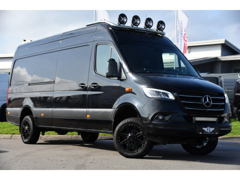 Mercedes-Benz Sprinter 319 V6 3.0 CDI L3H2 Black Edition FULL OPTIONS! Cruise, 360 Camera, Carplay, 10,5 Mbux, 190pk, 2 x Schuifdeur, Sper, LED, Leder, Stoelverwarming, Standkachel, Trekhaak, Uniek!