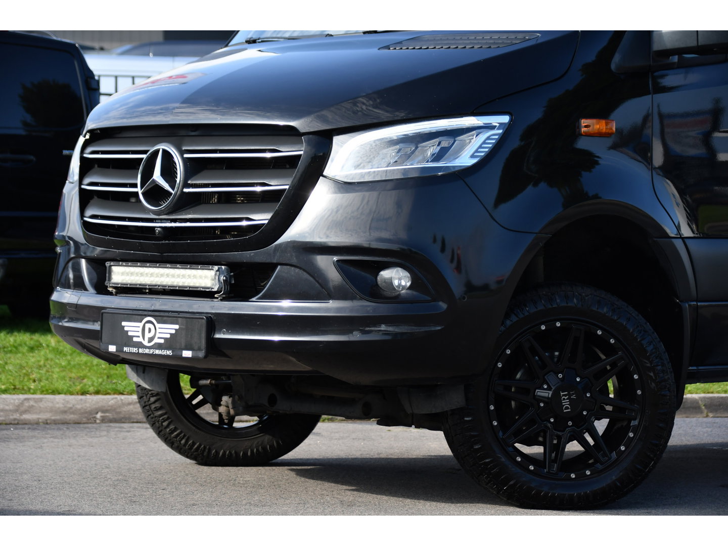 Mercedes-Benz Sprinter 319 V6 3.0 CDI L3H2 Black Edition FULL OPTIONS! Cruise, 360 Camera, Carplay, 10,5 Mbux, 190pk, 2 x Schuifdeur, Sper, LED, Leder, Stoelverwarming, Standkachel, Trekhaak, Uniek!