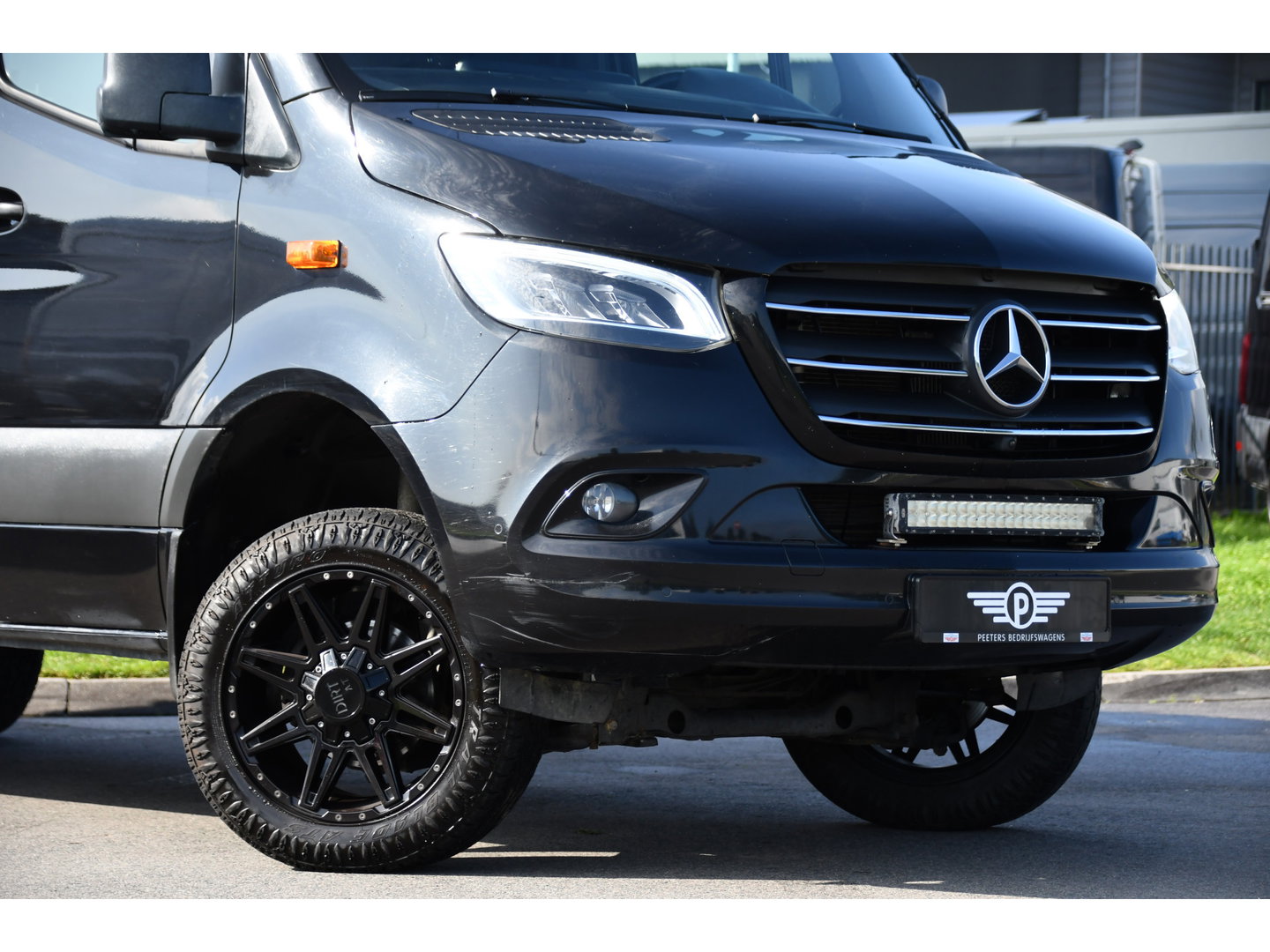 Mercedes-Benz Sprinter 319 V6 3.0 CDI L3H2 Black Edition FULL OPTIONS! Cruise, 360 Camera, Carplay, 10,5 Mbux, 190pk, 2 x Schuifdeur, Sper, LED, Leder, Stoelverwarming, Standkachel, Trekhaak, Uniek!