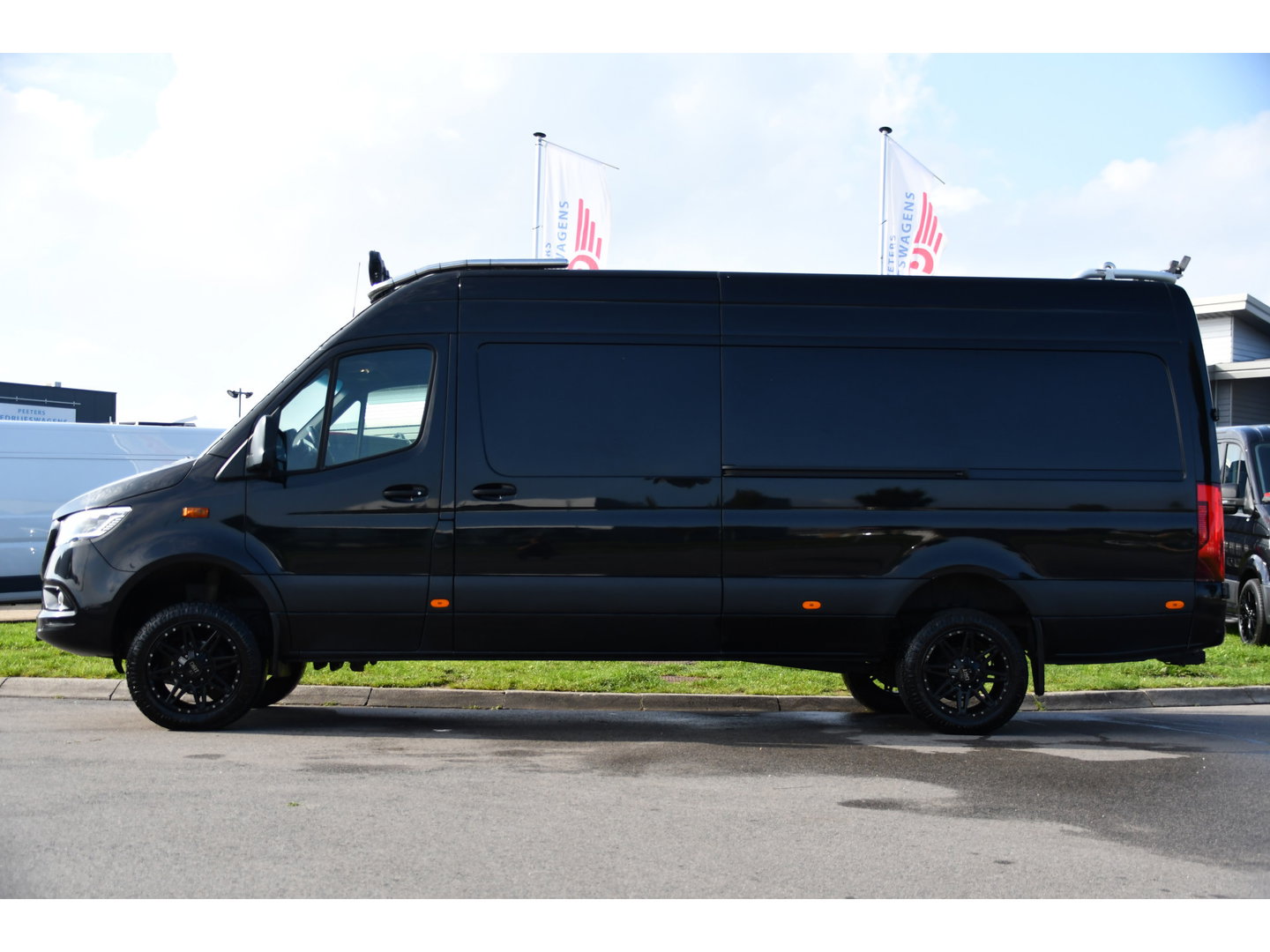 Mercedes-Benz Sprinter 319 V6 3.0 CDI L3H2 Black Edition FULL OPTIONS! Cruise, 360 Camera, Carplay, 10,5 Mbux, 190pk, 2 x Schuifdeur, Sper, LED, Leder, Stoelverwarming, Standkachel, Trekhaak, Uniek!