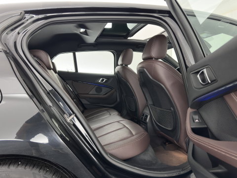 BMW 1-serie 118i High Executive Edition (INCL-BTW) Aut.*M-SPORT-CUPSEATS | PANO | FULL-LED | DIGI-COCKPIT | HIFI-SOUND | CAMERA | NAVI-FULLMAP | AMBIENTLIGHT | PRIVACY-GLASS | ECC | CARBON-INLAY | PDC | CRUISE | 18''ALU*