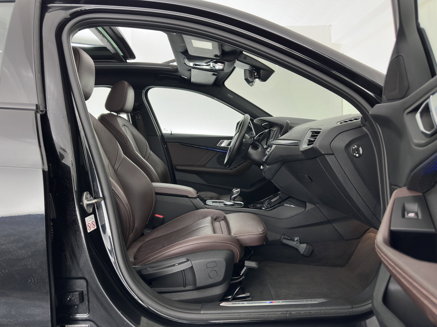 BMW 1-serie 118i High Executive Edition (INCL-BTW) Aut.*M-SPORT-CUPSEATS | PANO | FULL-LED | DIGI-COCKPIT | HIFI-SOUND | CAMERA | NAVI-FULLMAP | AMBIENTLIGHT | PRIVACY-GLASS | ECC | CARBON-INLAY | PDC | CRUISE | 18''ALU*