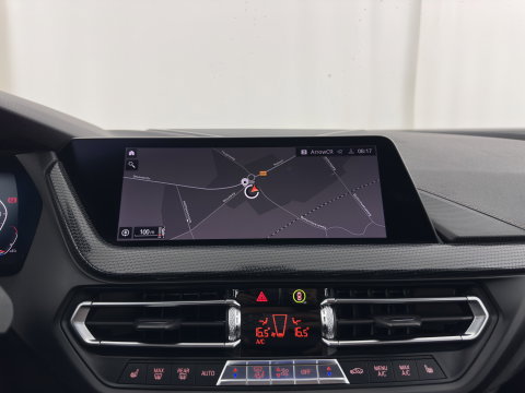 BMW 1-serie 118i High Executive Edition (INCL-BTW) Aut.*M-SPORT-CUPSEATS | PANO | FULL-LED | DIGI-COCKPIT | HIFI-SOUND | CAMERA | NAVI-FULLMAP | AMBIENTLIGHT | PRIVACY-GLASS | ECC | CARBON-INLAY | PDC | CRUISE | 18''ALU*