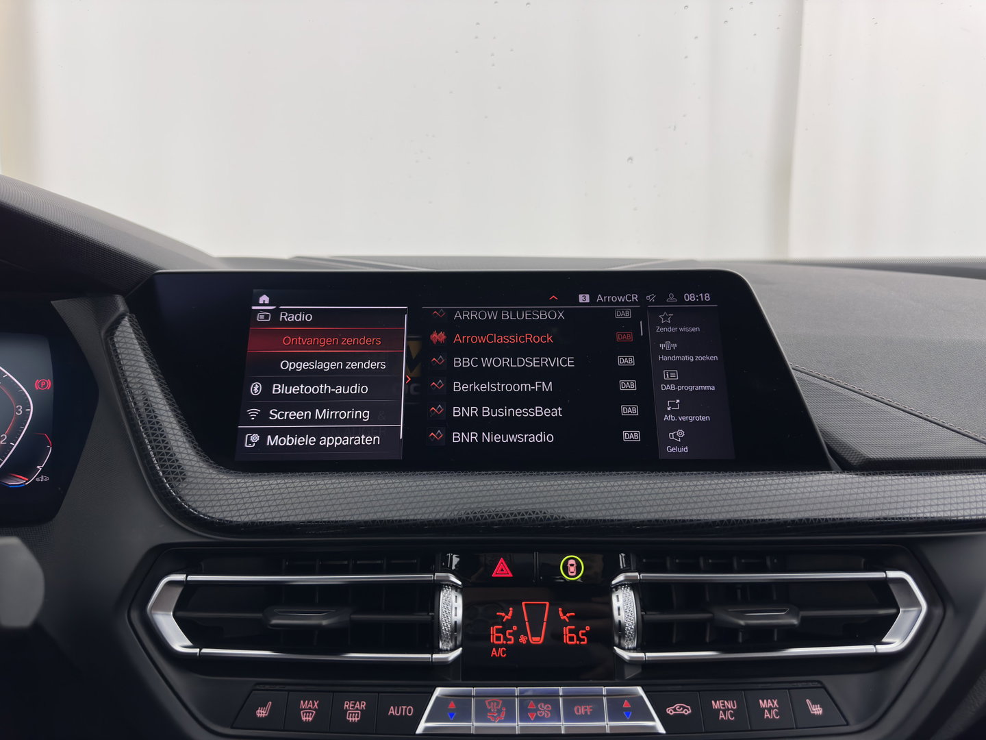 BMW 1-serie 118i High Executive Edition (INCL-BTW) Aut.*M-SPORT-CUPSEATS | PANO | FULL-LED | DIGI-COCKPIT | HIFI-SOUND | CAMERA | NAVI-FULLMAP | AMBIENTLIGHT | PRIVACY-GLASS | ECC | CARBON-INLAY | PDC | CRUISE | 18''ALU*